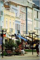 In der Fugngerzone von Lagos lsst es sich gut bummeln. Scan eines Dias aus dem Jahr 1998.