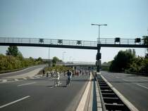 Fahrradsternfahrt 2004 in Berlin. Stadtautobahn A100 in Tempelhof