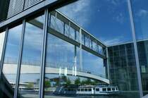 Ein Ausflugsschiff spiegelt sich in den Fenstern vom Marie-Elisabeth-L�ders-Haus.
(Juni 2009)