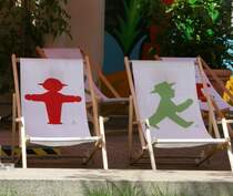 Zu einem Puschen laden diese zwei Ampelmnnchen ein.
(Juni 2009)