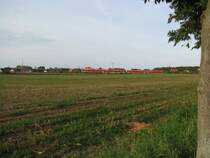 Grevesm�hlen; Blick �ber die Bahnstrecke (KBS 175) mit RE 5308 zur neuen Wohnsiedlung Weststadt 20.09.2008