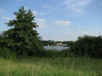 Grevesm�hlen, Blick �ber dem Ploggensee zum S�dufer mit der Badeanstalt, der Mehrzweckhalle und dem Wohnpark Ploggenseering, 09.09.2008