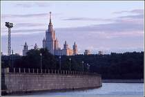 Die im stalistischen Zuckerbckerstil erbaute Lomonossow-Universitt liegt auf dem Lenin-Hgel. Scan eines Dias aus dem August 1974.
