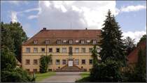 Schloss Gut Wulften in Osnabrck im Juli 2009. Im Vergleich dazu ein Bild aus den 1970er Jahren (ID 3508). 1682 erwarb der Geheime Rat Gustav Bernhard von Moltke das Gut Wulften und lie die alten Gebude abreien und das Schlossgebude errichten, dass 1686 vollendet wurde. Im 2. Weltkrieg stark zerstrt lie 1964 Emil Krone wieder aufbauen.