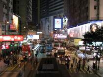 Hong Kong bei Nacht : Gesch�ftiges Treiben im Queesnway in der N�he der Causeway Bay.