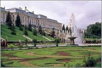 Der Peterhof, westlich von St. Petersburg an der Ostsee gelegen, ist einer der eindrucksvollsten Zarenpalste. Scan eines Dias vom August 1974.