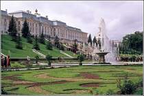 Der Peterhof, westlich von St. Petersburg an der Ostsee gelegen, ist einer der eindrucksvollsten Zarenpal�ste. Scan eines Dias vom August 1974.