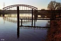 Karl-Lehr-Brcke, die letzte Ruhrbrcke vor der Mndung in den Rhein (23. Dezember 2000)
