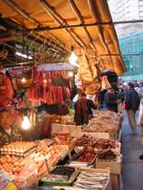Hong Kong - Szenen auf einem Strassenmarkt zwischen Hopewell Center und Hennessy Rd. Platte Enten, W�rste, Eier, Trockenfisch und exotisches Allerlei finden sich zu einer bunten duftenden Symphonie zusammen.
