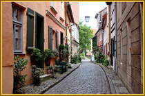 Altstadt von Stralsund. Blumenpracht in der Badtsberstrasse.