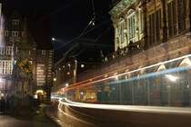 Bremer Rathaus mit vorbeifahrender Stra�enbahn.