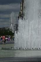 Die Wasserfontnen beim Eingang zum Louvre und das Riesenrad im Jardin du Caroussel
