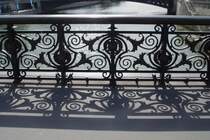 Und die Sonne malt das filigrane Gitter der Pont d'Arcole auf das Pflaster des Gehsteigs