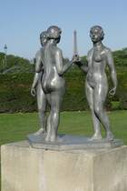 Halten diese  Grazien im Parc du Carrousel nun den Eiffelturm in H�nden?