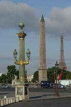 Die 3  Himmelsfinger  - Eiffelturm, Obelisk auf der Place de la Concorde und eine Laterne im klassischen Stil