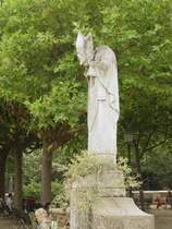 Die Brunnenfigur des Heiligen Saint Denis, der seinen Kopf in den H�nden h�lt im Park Buisson auf Montmartre