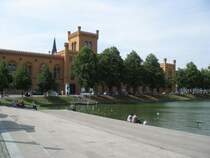 Nordwestliche Uferzone des Pfaffenteiches mit dem Arsenal, heutige Innenministerium von MV, Schwerin 15.08.2009