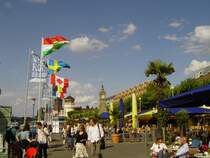 D�sseldorf, Rheinuferpromenade/Altstadt.
Sommerliches Treiben am Rheinufer auf der Promenade und in den Caf�s.
Aufgenommen am 21.08.2009.