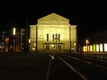  Freudig trete herein und froh entferne dich wieder  steht an der Fassade des Theaters (Opernhaus) in Magdeburg am Universit�tsplatz. Fotografiert am 15.08.2009. 