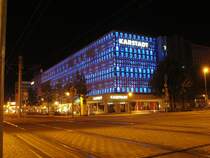 Das Karstadt Kaufhaus am Alten Markt in Magdeburg. Die silber-graue Fassade ist tags�ber nicht wirklich ein Hingucker, nachts aber wird sie sch�n beleuchtet. Fotografiert am 15.08.2009.