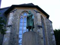 Standbild vor einer Kirche am Siefried-Reda-Platz ------------ 
Hans-Joachim Str�h:
Die Kirche ist die Petrikirche. Die dargestellte Person ist  Hieronimus Jobs der Kandidat der sich weiland viel Ruhm erwarb auch endlich als Nachtw�chter zu Sulzburg starb  - so die Inschrift auf dem Brunnen. Jobs ist eine literarische Sch�pfung des aus M�lheim stammenden Bochumer Arztes und Schriftstellers Carl Arnold Kortum (1745 - 1824). Einige kennen die  Jobsiade  vielleicht in der Adaption durch Wilhelm Busch.