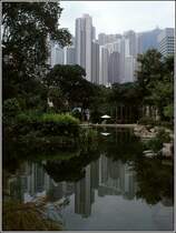 Der Hong Kong Park auf Hong Kong Island bildet eine kleine Oase der Ruhe in der quirligen Stadt. Scan eines Dias aus dem Januar 1997.