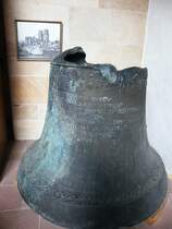 Kassel-Mitte Ev.Kirche St.Martin. Hier ist die in der Bombennacht des 22.Okt.1943 aus dem Glockenturm abgestrzte  Osanna-Glocke  zu sehen. Sie steht als Mahnmal gegen den Krieg im Eingang der Kirche.