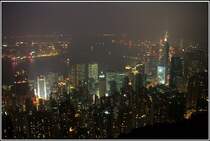 Abendlicher Blick vom Victoria Peak auf Hong Kong. Im Vordergrund sind die Hochh�user des Central Districts von Hong Kong Island zu sehen. Hinter dem Victoria Harbour sieht man in der linken Bildh�lfte die Lichter von Kowloon. Scan eines Dias aus dem Januar 1997. 