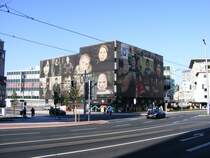 Stark vergr��erte Photos als Baustellenverkleidung am Rathaus