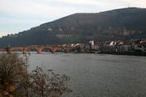 Schloss Heidelberg mit alter Brcke. Das Wahrzeichen HDs und touristisch gut erschlossen. Zerstrt 1692 aber teilweise wieder restauriert. Heute kann man verschieden Sle mieten. Im Schloss befinden sich ein Apothekenmuseum und das grsste Weinfass Deutschlands.
Die Brcke wurde 1786 gebaut aber im Zweiten WK zerstrt.1947 wurde sie wieder aufgebaut.Rechts aussen sieht man noch das weisse Brckentor.