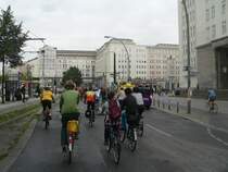Fahrradkreisfahrt am Frankfurter Tor. Von der Warschauer Stra�e ging es in die Frankfurter Allee, leider aber nur f�r wenige Meter. 26.9.2009