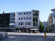 Ein modernes Eckhaus am Viktoriaplatz