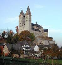 St. Lubentius am fr�hen Abend. Noch mit einer 3 MPx-Kamera entstanden, doch der zauberhafte Charme dieser romanischen Kirche in Dietkirchen wird auch mit bei schwacher Qualit�t der Kamera transportiert.