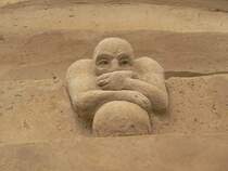 Ein gelangweilter Fuballer. Sandsation 2006