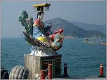 Eine Figur auf dem Gelnde des Tin Hau Tempels an der Repulse Bay im Sden von Hong Kong Island. Scan eines Dias aus dem Januar 1997. 