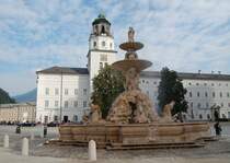 Blick auf den Residenzplatz mit Residenzbrunnen.
Dahinter sieht man den Turm mit dem
bekannten Glockenspiel.(29.09.2009)