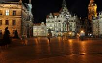 Schlossplatz - das Georgentor des Schlosses mit den Prunkgemchern Augusts des Starken (Dresden) nachts - 01.09.2009
