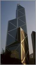 In Hong Kong tobt(e ?) ein Kampf um die Ehre, den hchsten Wolkenkratzer gebaut zu haben. Der hier abgebildete und 1989 fertiggestellte Tower der Bank of China ist mit Antennen 370 m hoch und war nur vier Jahre das hchste Gebude in Hong Kong. Scan eines Dias aus dem Januar 1997. 