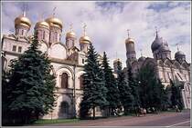 Die Blagowestschenski- und Archangelski-Kathedrale (rechts) sind zwei der fnf Kathedralen im Kreml. Hinter der Archangelski-Kathedrale ragt der Glockenturm  Iwan der Groe  hervor. Scan eines Dias aus dem August 1974.