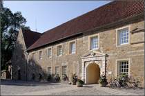 Im Zwischenflgel befindet sich das Durchgangstor zum Innenhof des Schlosses Frstenau. Heute ist im Schloss die Verwaltung der Samtgemeinde Frstenau untergebracht. 01.09.2009