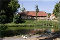 Die Schlossinsel in Frstenau. Das Fachwerkgebude ist eines der beiden Torhuser. 01.09.2009