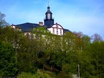 Hoch ber dem Saaleufer thront das Saalfelder Stadtschloss. In direkter Nachbarschaft befindet sich der idyllische Schlosspark mit Blick auf die Saale. In diesem Barockschloss ist heute das Landratsamt untergebracht. (Frhjahr 2008)