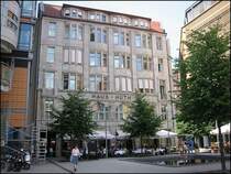 Das Haus Huth ist das letzte komplett erhaltene Geb�ude der urspr�nglichen Bebauung am Potsdamer Platz. Nun ist es ein Teil des Geb�udeensemble Potsdamer Platz Arkaden. (Juli 2005)