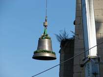 Laucha an der Unstrut - Markt - Glockenaufzug - Die zweite, gr��ere Glocke mit ca. 1,6 t Gewicht schwebt am Kran empor - Foto vom 09.10.2009 
