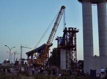 das wird mal eine Brcke;
Kranarbeiten am Abend des 07.11.05 zur neuen Rgenbrcke vor dem Rgendammbahnhof Stralsund