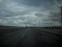 Seit der Erffnung der neuen Rgenbrcke ist es auf dem Rgendamm simlich ruhig geworden.Aufnahme ber die Strelasundbrcke in Richtung Rgen.