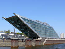 Die �berkopfverglasung auf der Westseite des Geb�udes ragt 40 m wie ein Schiffsbug schr�g in Elbe hinein; B�rohaus  Dockland  im ehemaligen Fischereihafen; Hamburg, 16.04.2009
