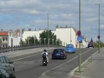 Die Stadt Berlin ist in Sachen Radwege ein, wenn auch zaghafter, Vorreiter. Sogar Senat und Polizei best�tigen in ihren Ver�ffentlichungen bereits vorsichtig, dass Radwege auf dem B�rgersteig selten eine sichere L�sung sind. Hier sieht man einen Radstreifen auf der Fahrbahn, an dem nichts auszusetzen ist. Er ist breit genug, so dass der gesetzlich vorgeschriebene, in Gerichtsurteilen auf 1,50m festgelegte �berholabstand fast immer eingehalten wird. 

Die meisten Fahrbahn-Radstreifen in Deutschland sind nur einen Meter breit und befinden sich oft im T�r�ffnungsbereich von parkenden Autos - was zu doppelten Risikosituationen f�hrt, n�mlich durch Nah�berholer und �ffnende T�ren parkender Autos. Radfahrer werden dort in Bereiche gezwungen, die sie sonst gem�� Rechtssprechung gar nicht befahren d�rften(!), da sie immer einen Abstand von ca. 1 Meter zu parkenden Autos halten m�ssen. 

Auch in Berlin ist noch sehr viel zu tun, ich will dieses Thema hier ein wenig aufgreifen und daf�r sensibilisieren.

Behmstra�e in Mitte, Sommer 2006