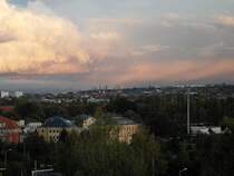 Regenwolken mit Regenbogenanfang