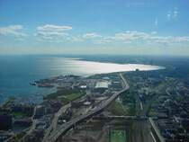 Vom Fernsehrturm hat man unbeschrnkte Rundsicht. Toronto West mit Eriesee. 16.10.2002